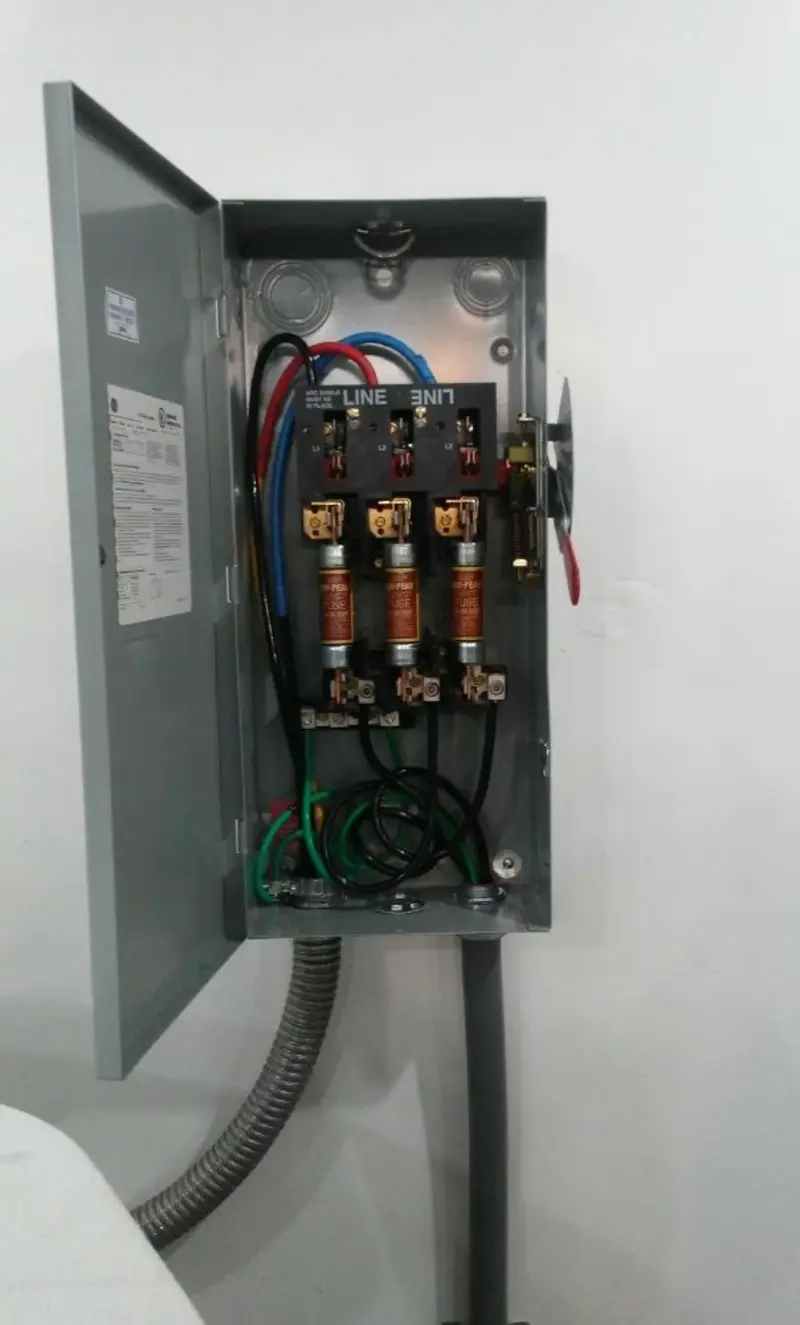 Three-phase disconnect switch installed for Smoke Detector Installation in Bowling Green